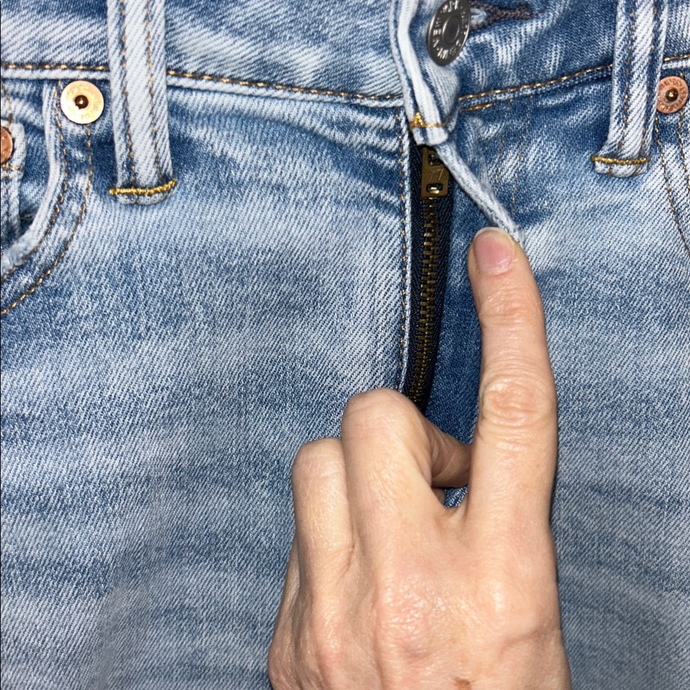 American Eagle Like New AE77 Premium Skinny Jeans Size 6 Reg. in Light Destroy - Picture 15 of 15